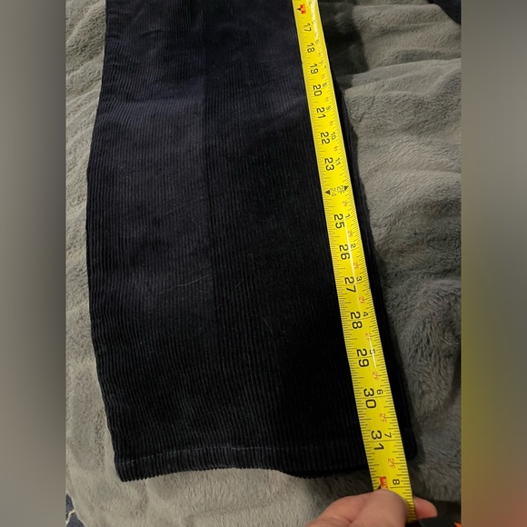 Jones New York Sport 2%Spandex
Navy Blue Corduroy Pants
Size 8 - Picture 10 of 12